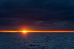Ein Sonnenuntergang zwischen Himmel und Ozean